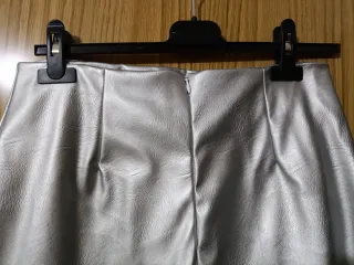 Falda polipiel plateada