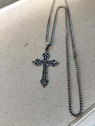 Cadena con colgante cruz gótico