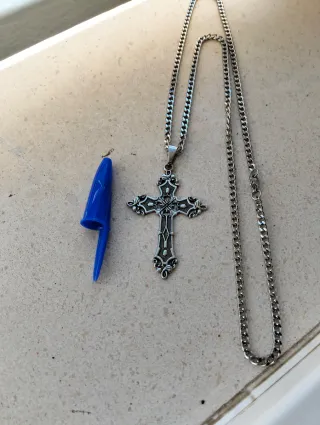 Cadena con colgante cruz gótico