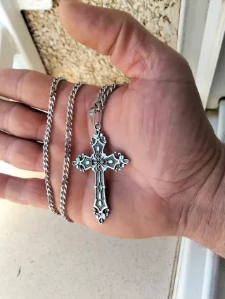 Cadena con colgante cruz gótico