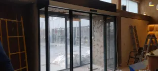 Puerta automática de cristal