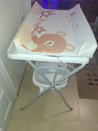 Cambiador de bebé con estructura