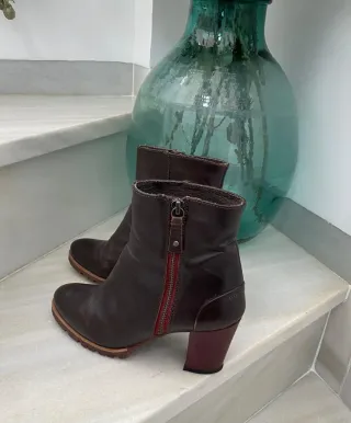 Botines de chica marrones y rojos