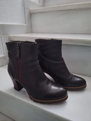 Botines de chica marrones y rojos