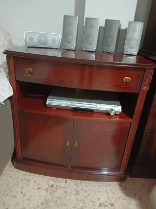 Mueble de madera marrón