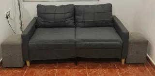 Sofá gris de tela con otomanas