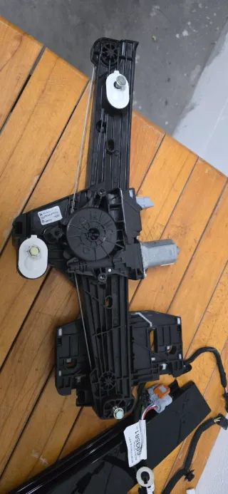 Componenti portiera peugeot 208