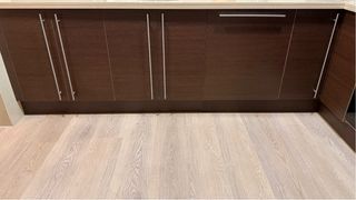 Cocina completa beige y marrón