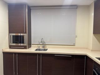 Cocina completa beige y marrón