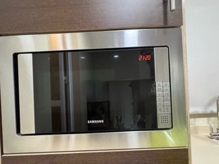 Cocina completa beige y marrón