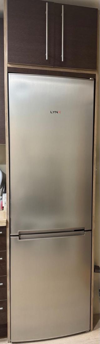 Cocina completa beige y marrón