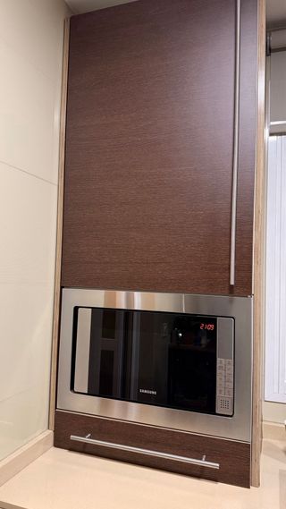 Cocina completa beige y marrón