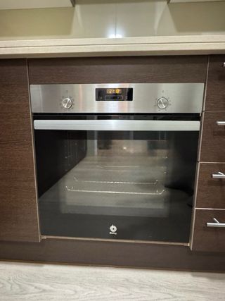 Cocina completa beige y marrón