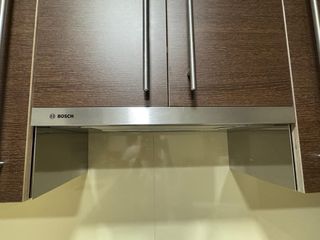 Cocina completa beige y marrón