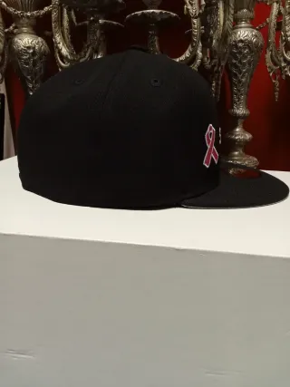 Gorra New Era 59Fifty Negra con Lazo Rosa 7.1/4
