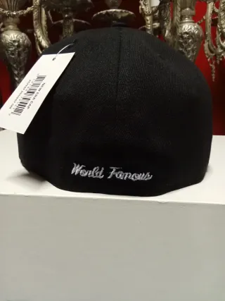 Gorra New Era 59Fifty Negra con Lazo Rosa 7.1/4