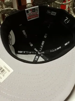 Gorra New Era 59Fifty Negra con Lazo Rosa 7.1/4