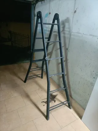 Escalera plegable negra