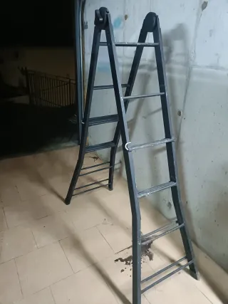 Escalera plegable negra