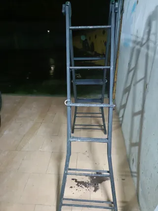 Escalera plegable negra