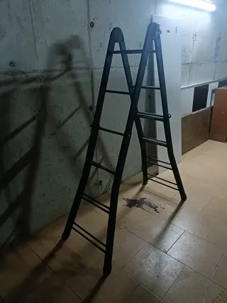 Escalera plegable negra