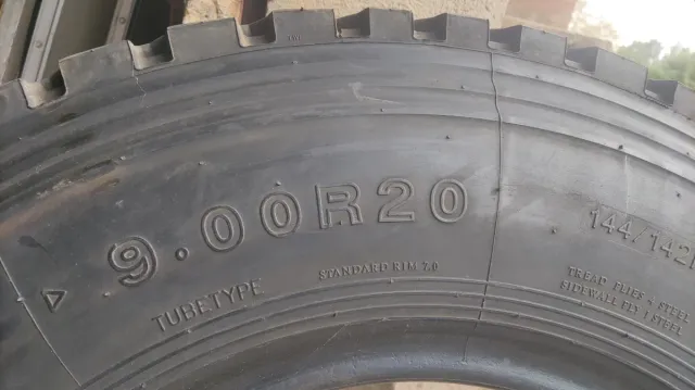 Neumático 9.00R20