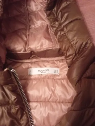 Chaquetón acolchado dorado con capucha