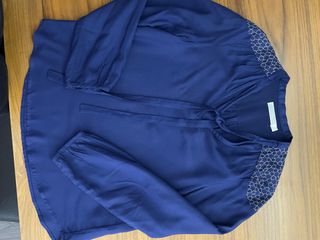 Blusa azul manga larga con bordado