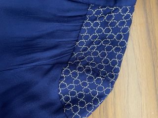 Blusa azul manga larga con bordado