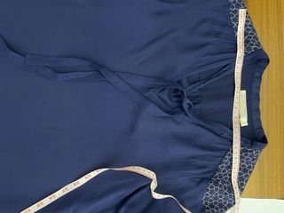 Blusa azul manga larga con bordado