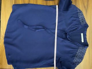 Blusa azul manga larga con bordado