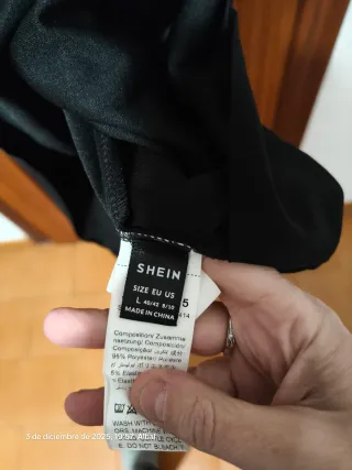 Vestido negro Shein escote ondulado