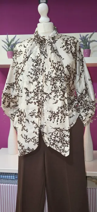 Blusa crema lazo estampado marrón talla única