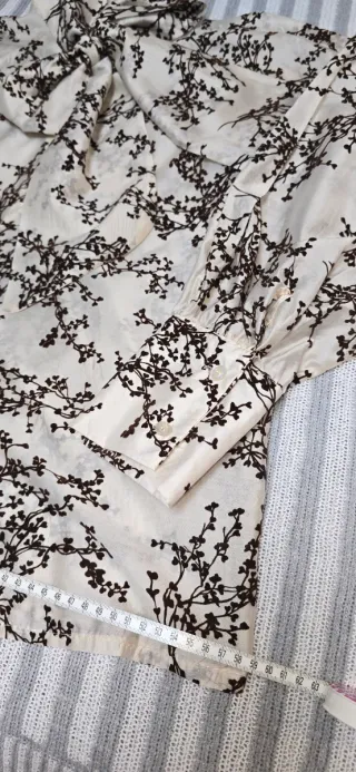 Blusa crema lazo estampado marrón talla única