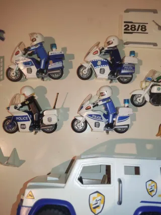Lote Policía Playmobil: furgón y motos