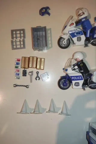 Lote Policía Playmobil: furgón y motos