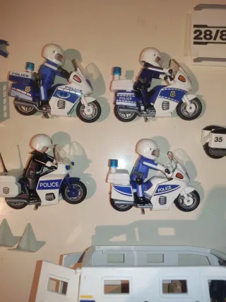 Lote Policía Playmobil: furgón y motos