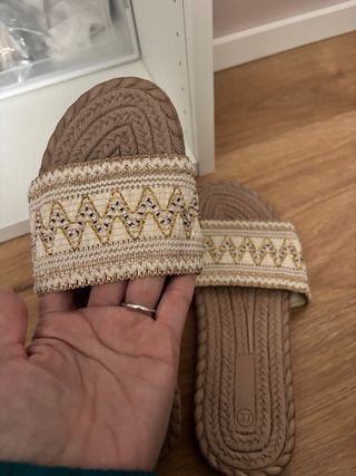 Chanclas planas beige talla 37