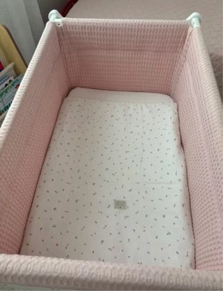 Mini cuna Uzturre rosa con colchón ergonómico