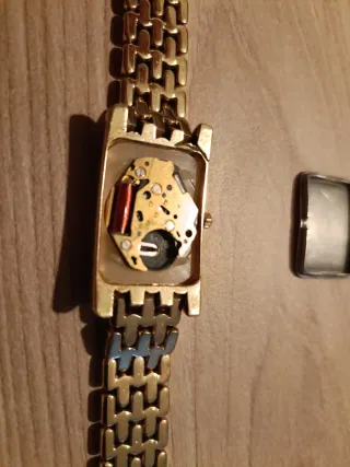 Reloj Lotus Dorado chapado en oro  prueba de ácido