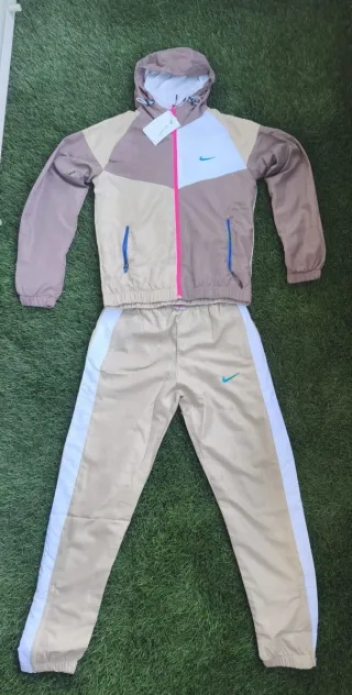Conjunto Deportivo Nike Beige y Blanco