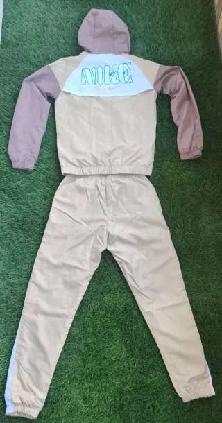 Conjunto Deportivo Nike Beige y Blanco