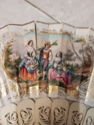 Abanico antiguo decorado