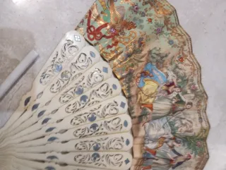 Abanico antiguo decorado