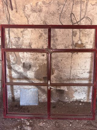 Ventana de hierro con marco rojo