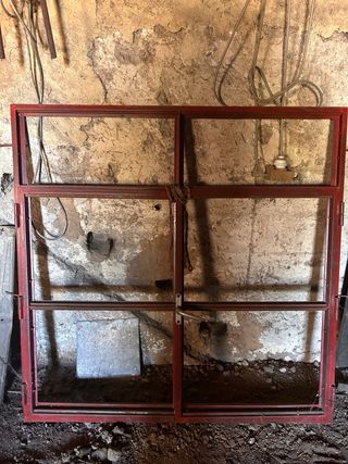 Ventana de hierro con marco rojo