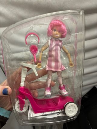 Muñeca con patinete y accesorios