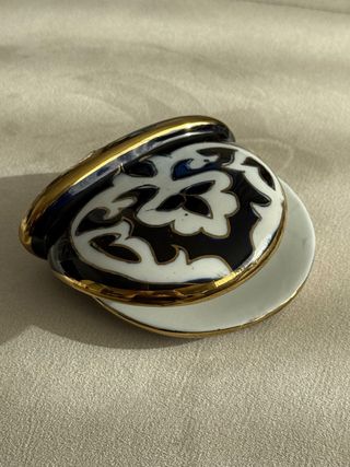 Servilletero de cerámica con diseño floral