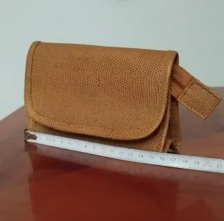 Monedero piel sintética marrón textura lagarto