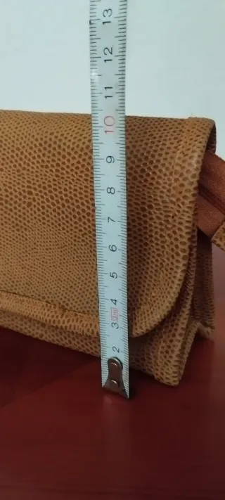 Monedero piel sintética marrón textura lagarto